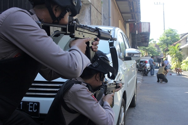La policía apunta a un hombre que estaba siendo buscado tras el atentantado (Antara Foto/ Didik Suhartono / via REUTERS)