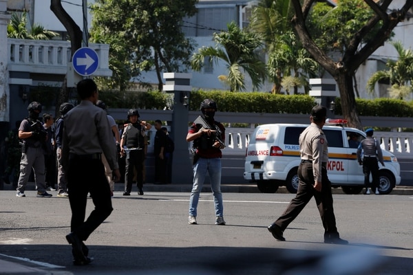 Policías en el lugar del ataque (REUTERS/Beawiharta)