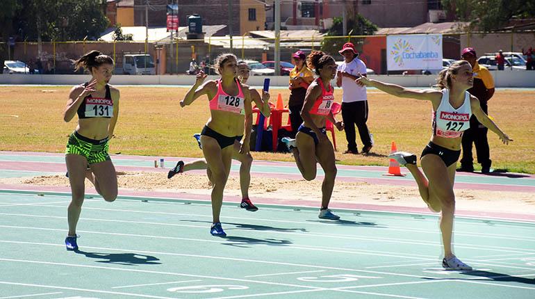 Victoria Woodward (der.), de Argentina, gana los 100 metros planos, ayer. | Daniel James