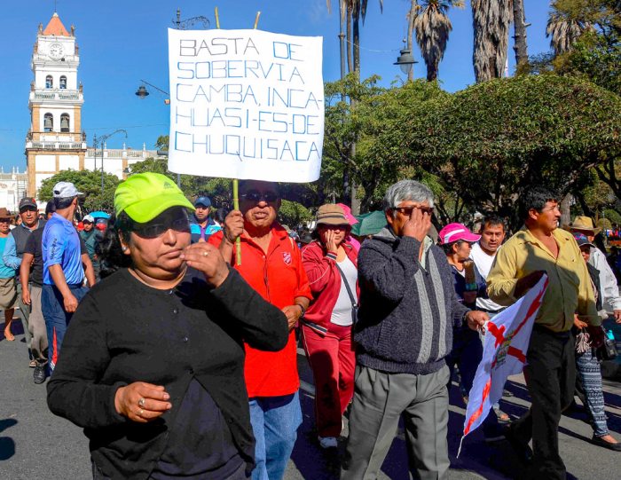 La Asamblea de la Chuquisaqueñidad determinó suspender los bloqueos en Sucre hasta el martes para facilitar la asistencia al cabildo en defensa del campo Incahuasi.