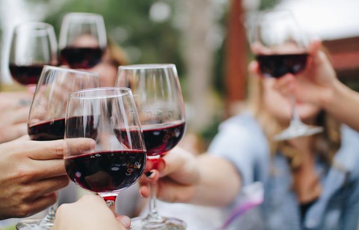 Beber una copa de vino antes de dormir te ayudarÃ¡ a bajar de peso, segÃºn la ciencia 