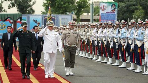 El almirante Yamil Borda y el general Mohamad Baqeri observan a la guardia de honor en Teherán el 12 de mayo de 2018. Foto: IRNA.