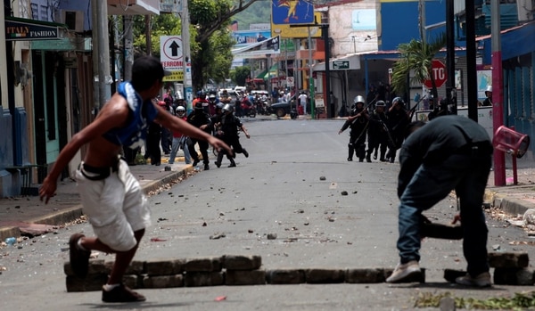 Manifestantes huyen de la represión policial en medio de los enfrentamientos en Monimbo (Reuters)