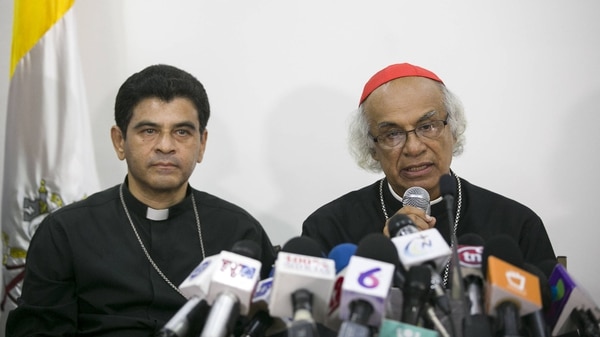 El cardenal de Nicaragua, Leopoldo Brenes, habla en una conferencia de prensa junto al obispo de la ciudad de Matagalpa, Rolando Álvarez (EFE)