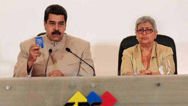 Nicolás Maduro, junto a la presidenta del CNE, Tibisay Lucena