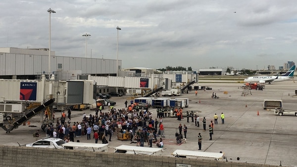 Cinco personas resultaron muertas y seis heridas en el aeropuerto a causa de los disparos de Santiago, quien fue detenido sin oponer resistencia a los pocos minutos