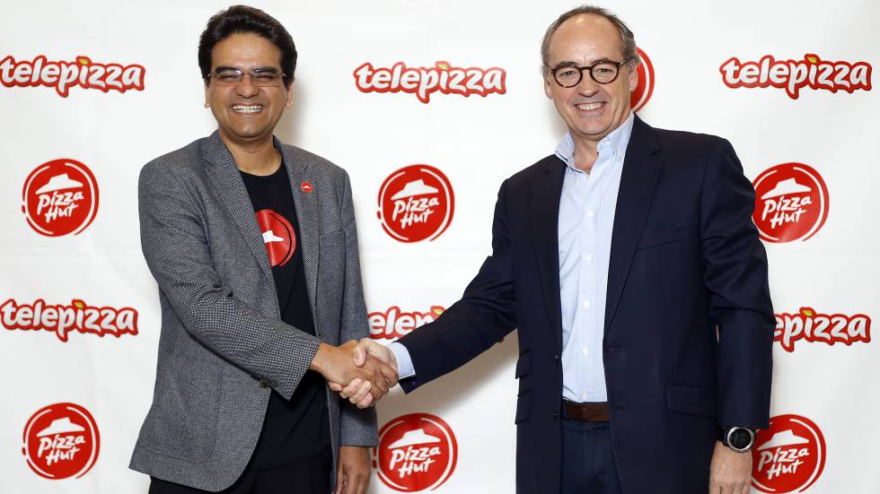 Milind Pant, presidente de Pizza Hut, y Pablo Juantegui, de Telepizza, en una imagen facilitada por la empresa española.