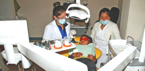 Dos profesionales en salud atienden a una menor en un hospital municipal de La Paz.