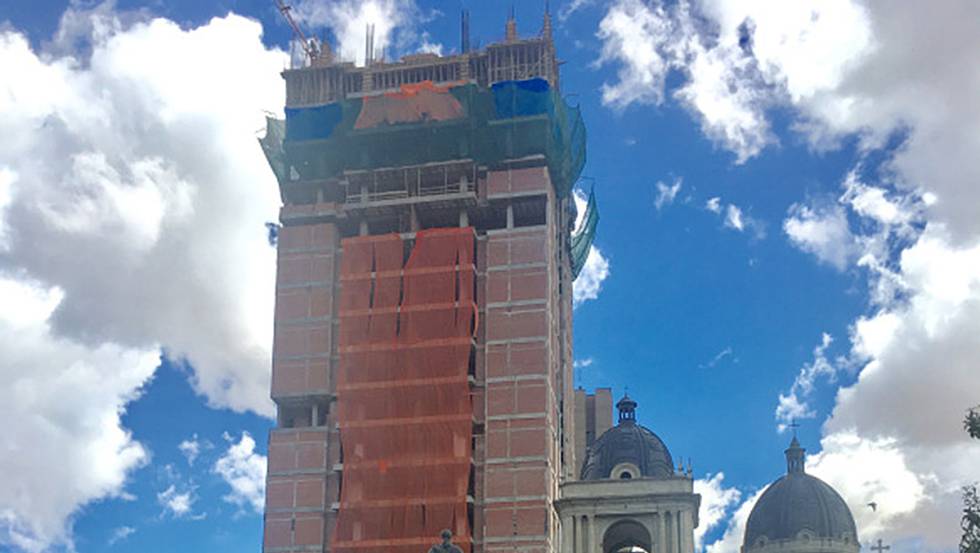 Así luce la construcción del la Casa Grande del Pueblo, un edificio de 28 pisos frente al Palacio de Gobierno y la Catedral.