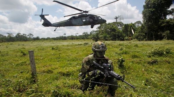 Militares colombianos en una zona fronteriza con Ecuador (Reuters)