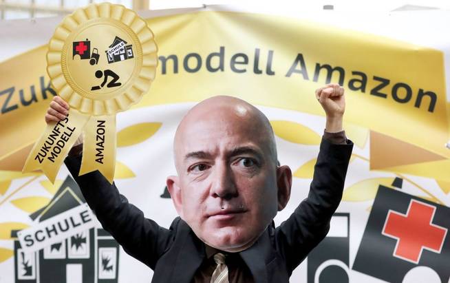 Protestas contra el fundador de la firma Amazon en Berlin. (EFE)