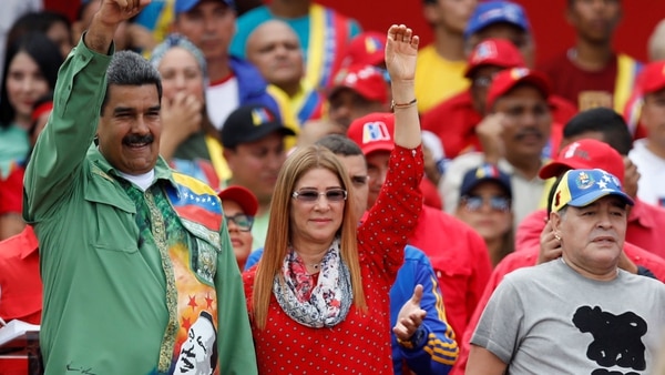 Nicolás Maduro, la primera dama, Cilia Flores, y Diego Maradona (Reuters)
