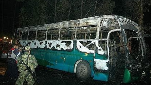 Bus incinerado en la vía Tibasosa-Sogamoso en el que murieron 13 personas
