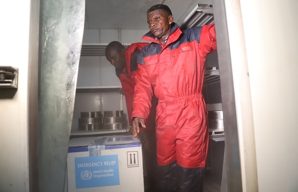 Funcionarios del ministerio de Salud de Congo con las cajas que contienen las primeras vacunas experimentales contra el ébola  en Kinshasa (REUTERS/Kenny Katombe/archivo)