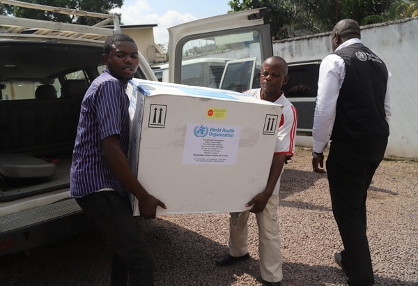 Funcionarios del ministerio de salud descargan una partida de vacunas en Kinshasa (REUTERS/Kenny Katombe/archivo)