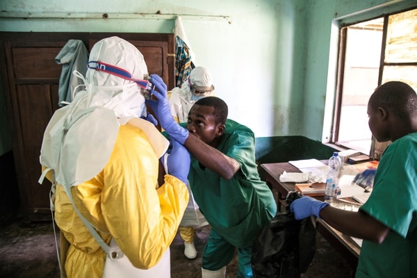 Operadores sanitarios se preparan para atender a un paciente contagiado por ébola en el hospital de Bikoro Hospital (AFP/Unicef)