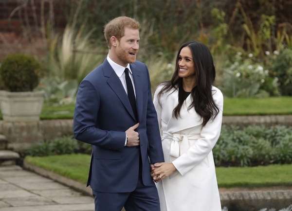El príncipe Harry y Markle celebran su compromiso en los jardines del palacio de Kensington (AP Photo/Matt Dunham)
