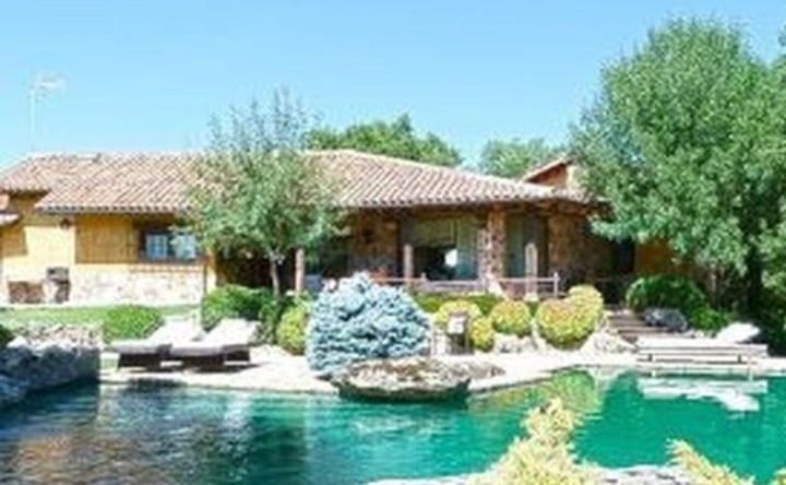 La casa que compró Pablo Iglesias tiene piscina y un enorme parque.
