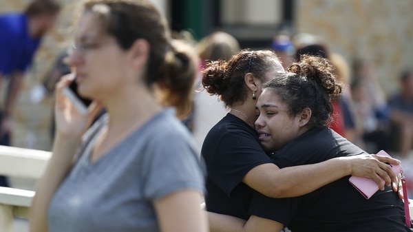 Familiares y amigos lloran tras el tiroteo (AP)