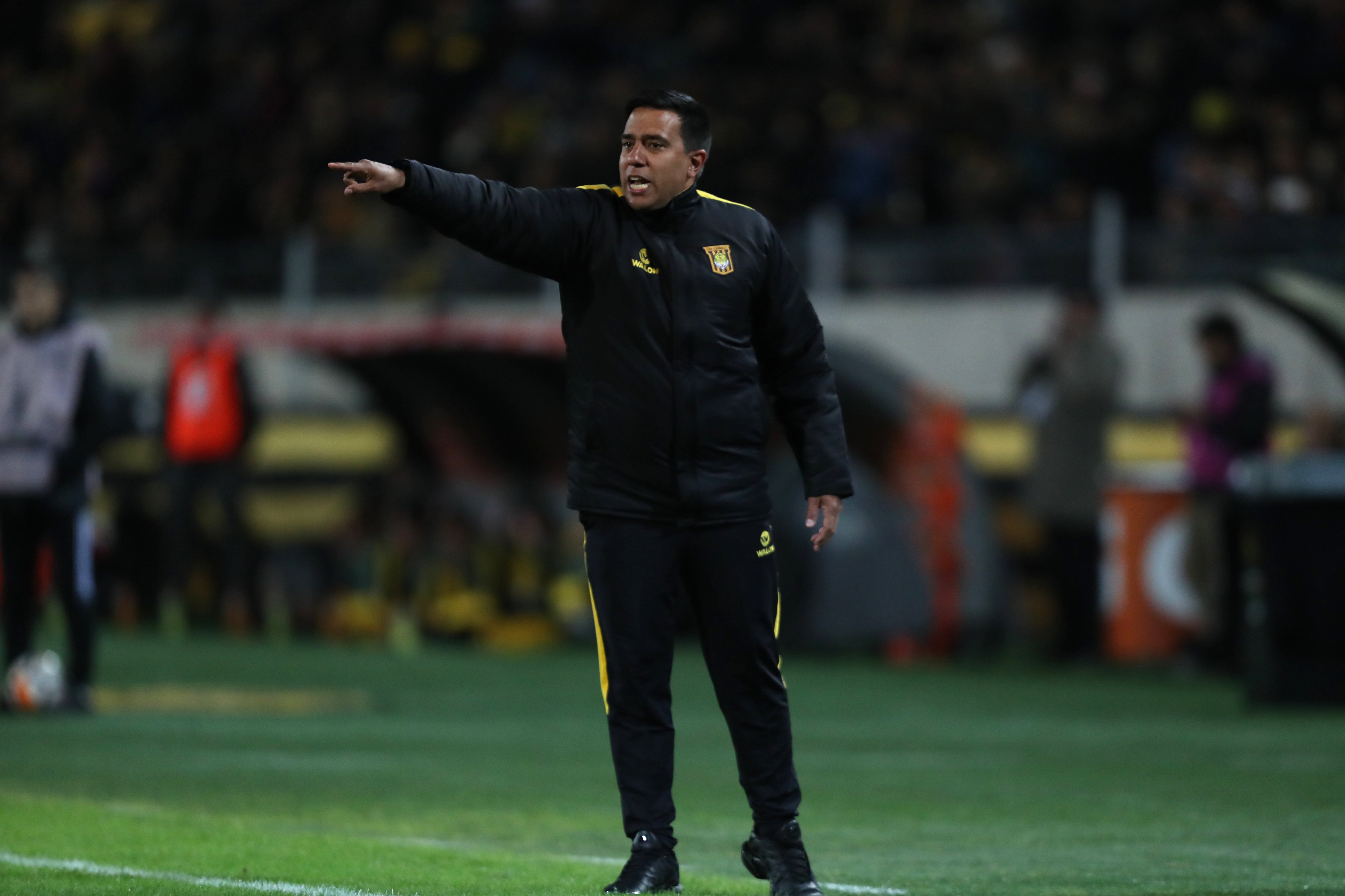 MON108. MONTEVIDEO (URUGUAY), 17/05/2018.- El entrenador de The Strongest César Farías dirige hoy, jueves 17 de mayo de 2018, durante un partido del grupo C de la Copa Libertadores entre Peñarol - The Strongest, en el estadio Campeón del Siglo en Montevideo (Uruguay). EFE/Raúl Martínez