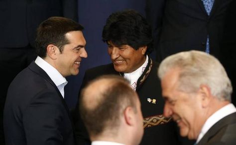 El presidente de Bolivia, Evo Morales, conversa con el primer ministro griego, Alexis Tsipras (i), en la Cumbe de la UE-Celac celebrada en Bruselas en 2015.