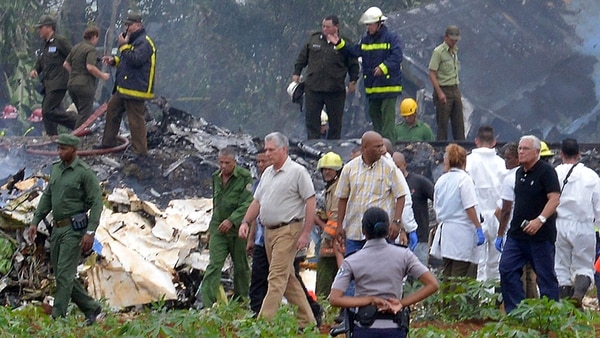El presidente cubano Miguel Diaz-Canel, en el lugar del accidente: “Parece que hay un alto número de víctimas” (AFP)