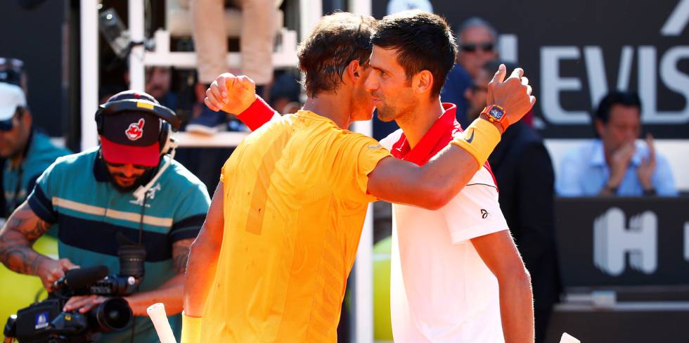 Nadal y Djokovic se saludan al término del partido en Roma.