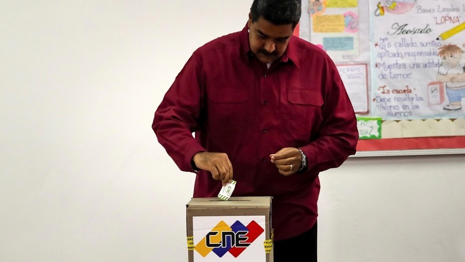 El presidente de Venezuela, Nicolás Maduro, vota hoy en su centro electoral, en el oeste de Caracas, en unos comicios donde buscará la reelección. EFE