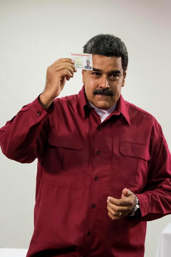 El presidente de Venezuela, Nicolás Maduro, vota hoy en su centro electoral, en el oeste de Caracas. EFE