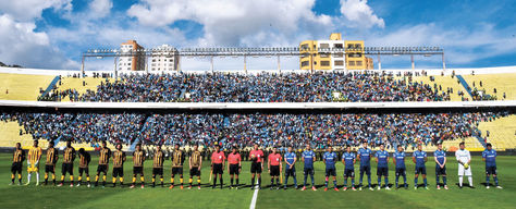 The Strongest y Bolívar, el 8 de abril, en su último enfrentamiento. Foto: Archivo La Razón