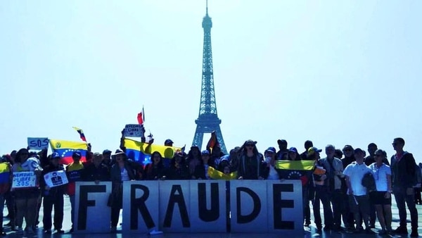 Un grupo de venezolanos se congregó frente a la Torre Eiffel (Twitter: @VPInternacional)