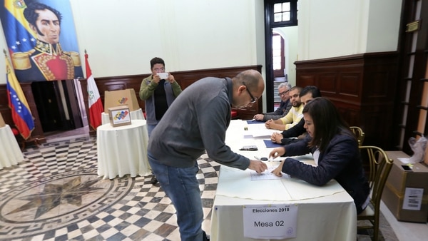 Un venezolano votando en Lima. Se registraron sólo 603 personas para participar de las elecciones, de un total estimado de 300.000 residentes (AFP)