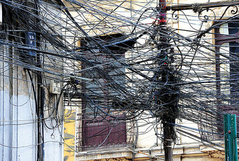 Enredo total de cables en la calle Murillo y Colombia. Foto: Daniel Walker - archivo