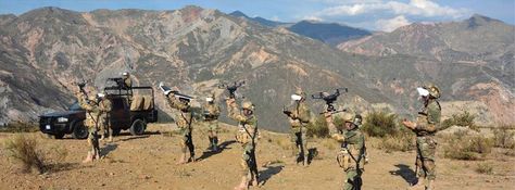 Un grupo de militares controla drones en una cima.