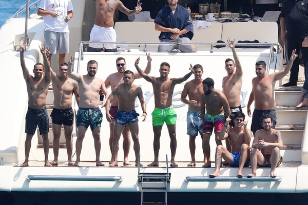 Neymar se va de vacaciones con sus amigos