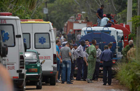 Los servicios de emergencia en la escena del accidente en La Habana. Foto: AFP