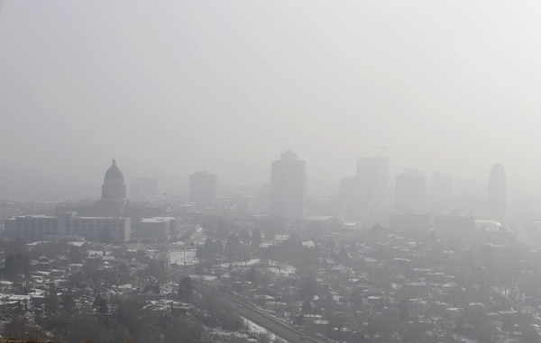 El Capitolio Estatal de Utah (izquierda) bajo una neblina (Bloomberg / George Frey)