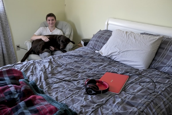 Max Brennan posa junto a su perro Riley en su habitación en St Michaels (Maryland) (The Washington Post / Bonnie Jo Mount)
