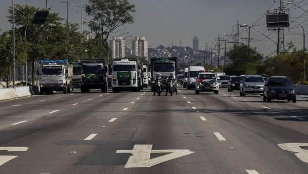 Según la Policía de Carreteras, desde tempranas horas de este lunes camioneros se concentraron en diferentes vías del país (AFP)