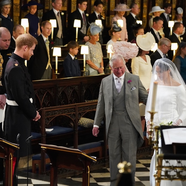 El príncipe Carlos entrega a la novia Meghan Markle a su hijo, el príncipe Harry. El novio le dijo: “Estás espectacular”