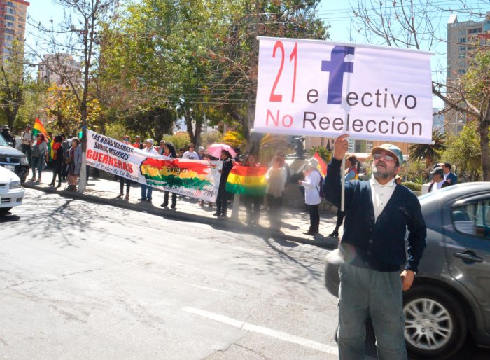 CIUDADANOS RECLAMAN FRENTE Al TRIBUNAL SUPREMO ELECTORAL. LA ACCIÓN SE REPETIRÁ CADA 21 DE MES.