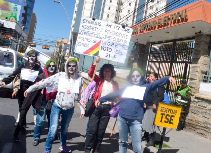 ACTIVISTAS Y COLECTIVOS CIUDADANOS REALIZARON AYER AL MEDIODÍA Y EN LA NOCHE PROTESTAS, FRENTE AL TSE, PARA EXIGIR RESPETO AL 21F.