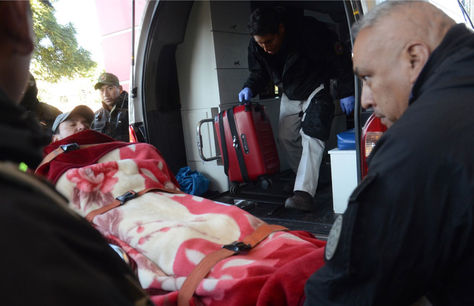 El alcalde José María Leyes desciende de la ambulancia que lo trasladó hasta la clínica.