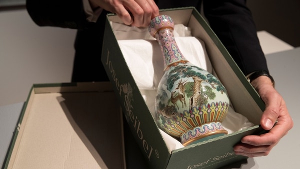 El jarrón llegó a Sotheby’s en una caja de zapatos, después de años olvidado en un ático (AFP)