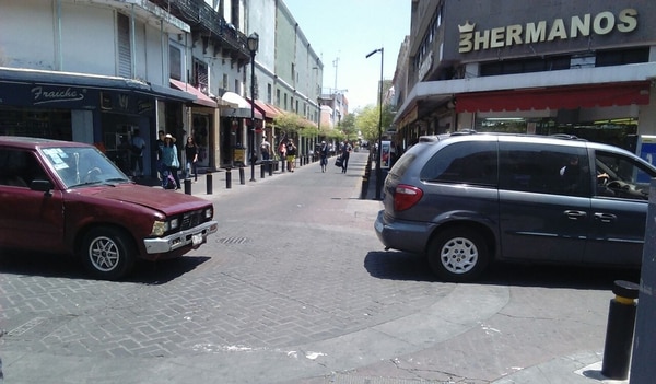 Las calles den centro de Guadalajara lucieron vacías luego de los narcobloqueos del lunes.