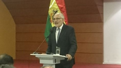 El expresidente Carlos Mesa en una exposición sobre los retos y perspectivas de la demanda marítima de Bolivia después del fallo de la CIJ que se desarrolló en la Universidad Católica Boliviana (UCB).