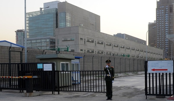 Un guardia chino frente al complejo de la embajada estadounidense en Beijing (AFP)