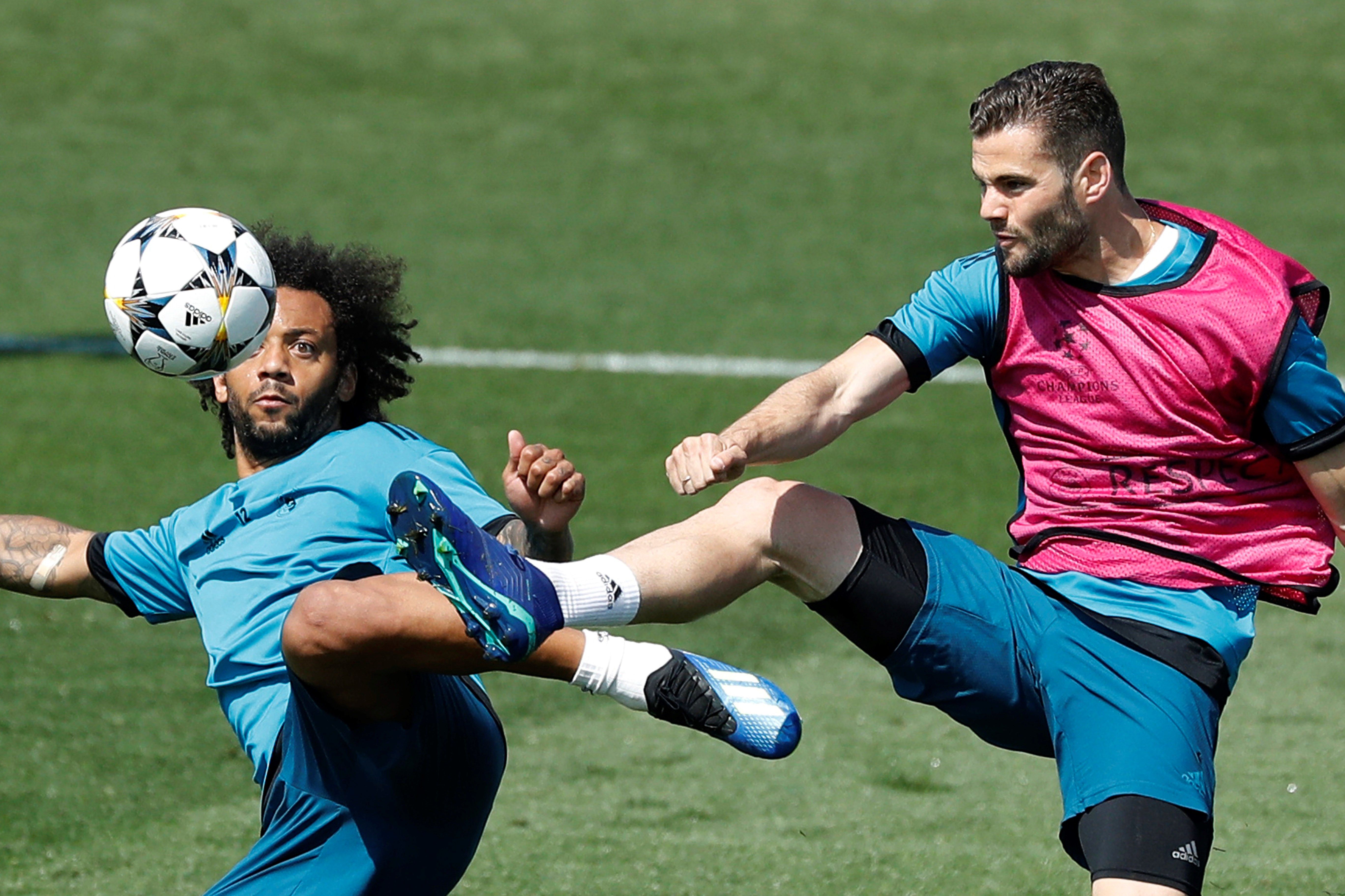 GRAF2892. MADRID, 22/05/2018.- Los jugadores del Real Madrid Nacho Fernández y el brasileño Marcelo Vieira (i), durante el Día de Puertas Abiertas para los medios celebrado hoy en las instalaciones de Valdebebas, previo a la final de la Liga de Campeones que el conjunto blanco disputa ante el Liverpool el día 26 de mayo en el Estadio Olímpico de Kiev. EFE/Juan Carlos Hidalgo
