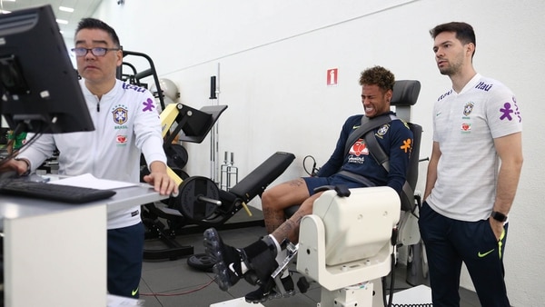 Neymar trabaja con el cuerpo médico de Brasil (EFE)