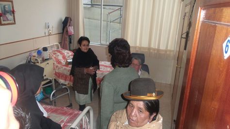 Visita de diputada al asilo San Ramón. 